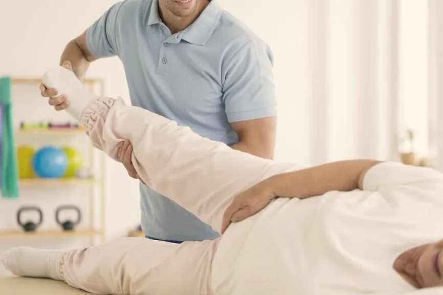 Ile czasu potrzebujesz na rehabilitację po operacji biodra? Praktyczny przewodnik