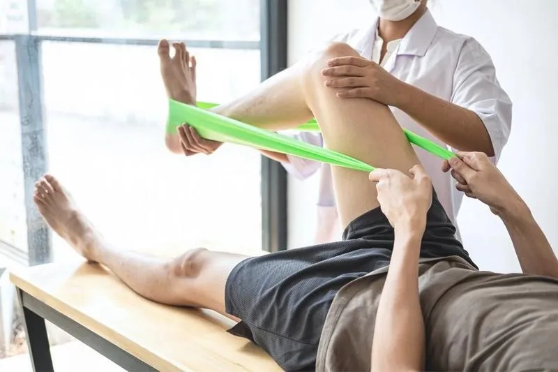 Ile zarabia fizjoterapeuta w klubie sportowym? Poznaj tajemnice wynagrodzeń w tej branży!