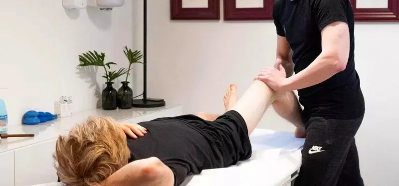 Jak skutecznie prowadzić rehabilitację po endoprotezie stawu biodrowego?