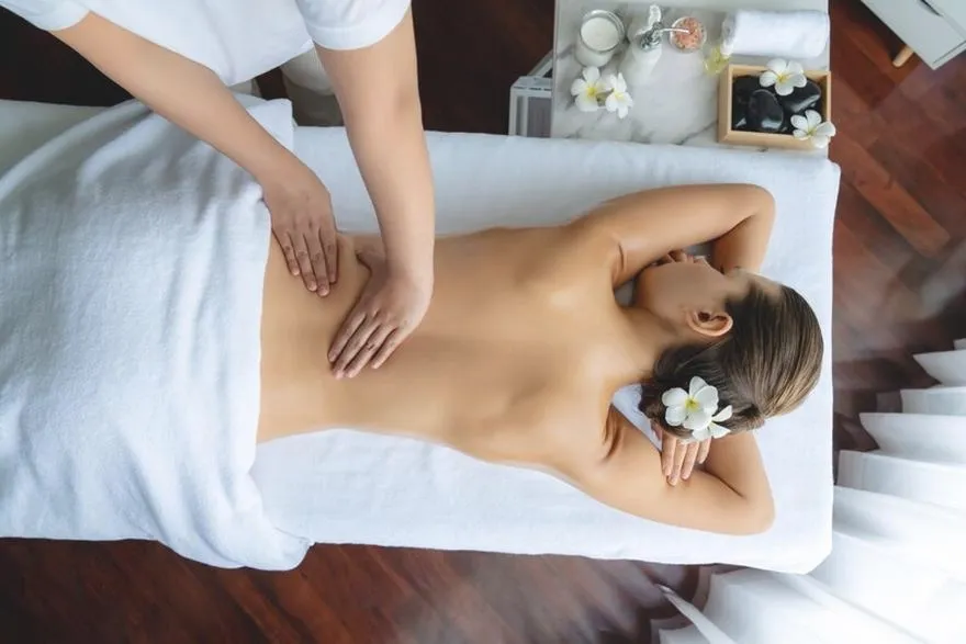 Jak zrobić relaksujący masaż pleców chłopakowi w domowym zaciszu