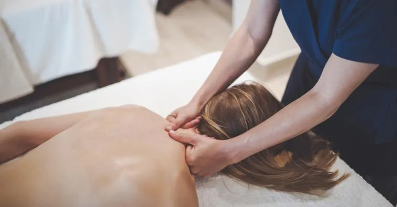Skuteczne techniki masażu kręgosłupa szyjnego, które musisz poznać