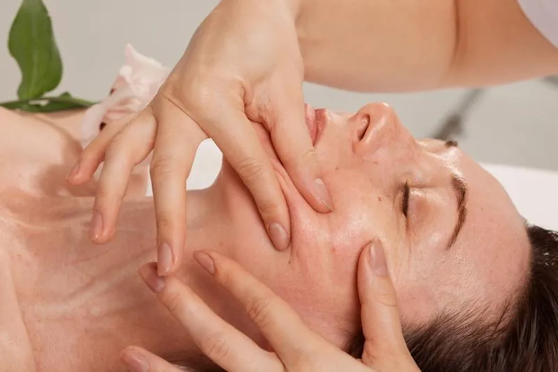 Korzyści i efekty masażu twarzy
