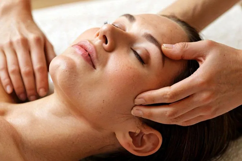 Techniki masażu twarzy i wpływ na skórę